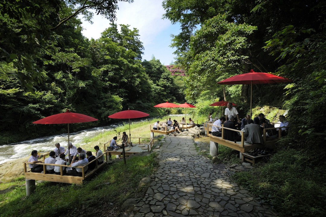 石川 山中温泉の鶴仙渓に川床がopen 渓流に癒されつつ加賀棒茶とスイーツに憩う風雅なひとときを 4 1 11 30 おんせんニュース