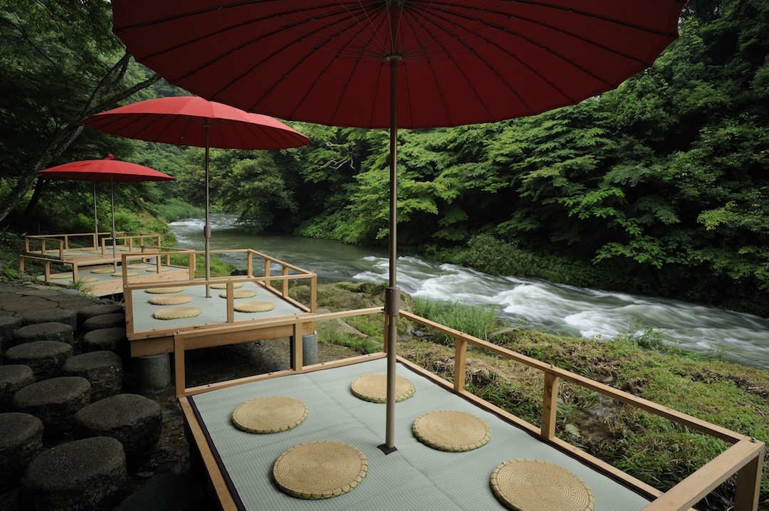 石川 山中温泉の鶴仙渓に川床がopen 渓流に癒されつつ加賀棒茶とスイーツに憩う風雅なひとときを 4 1 11 30 おんせんニュース