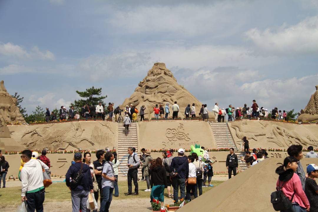 鹿児島 年は開催中止 日本三大砂丘に10ｍの砂像 吹上浜砂の祭典 西郷どん愛した吹上温泉も近い 5 1 5 26 おんせんニュース