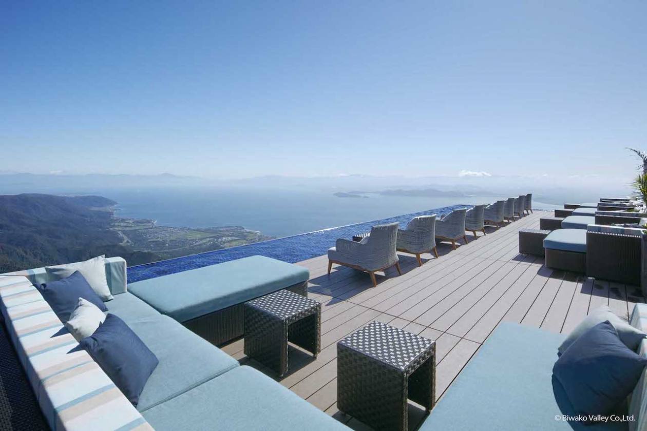 滋賀 琵琶湖を見下ろす視界360度 標高1100ｍの天空カフェ びわ湖テラス 限定席のインフィニティラウンジへ おんせんニュース